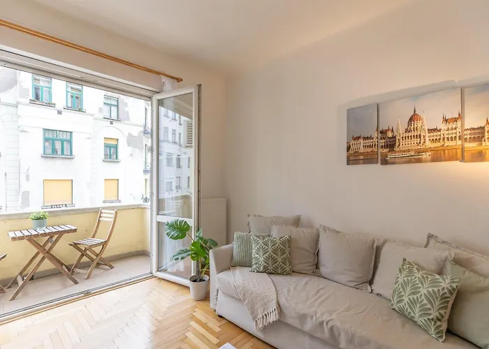 Riverside Balcony Apartment With View To Danube