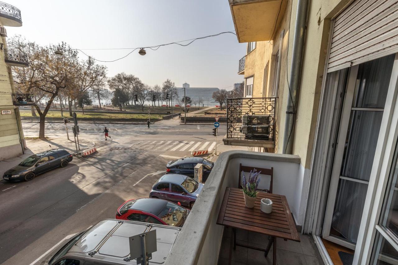 Riverside Balcony With View To Danube Apartamento