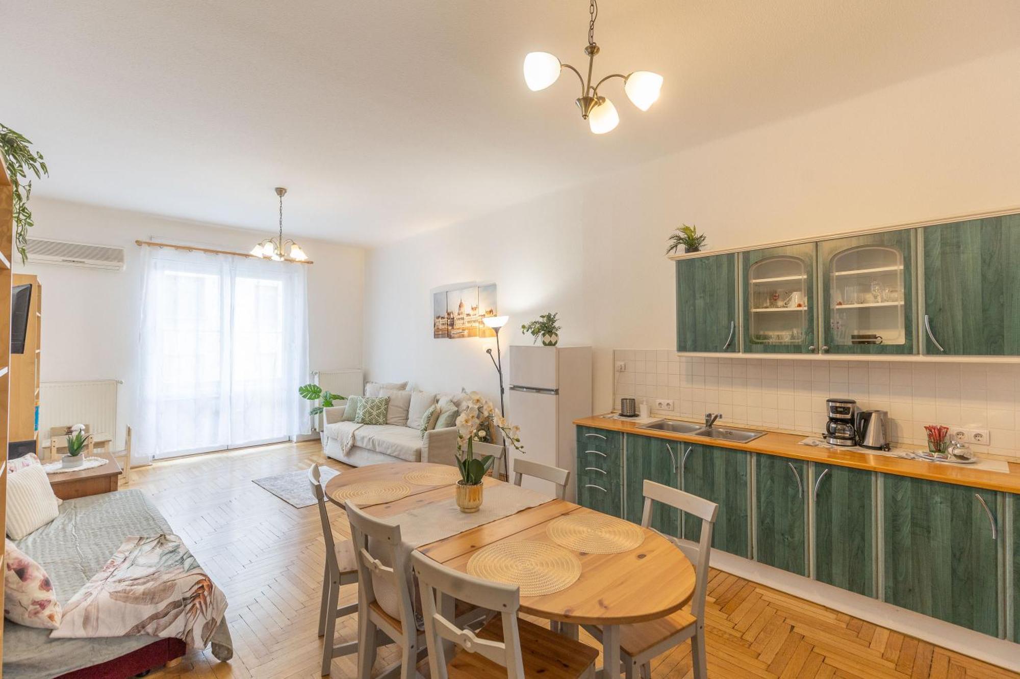 Riverside Balcony With View To Danube Apartment Budapest